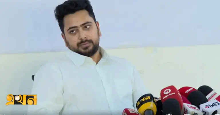 কথা বলছেন নাহিদ ইসলাম